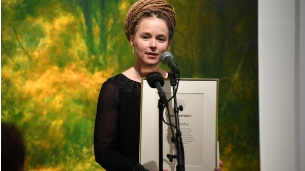 11月15日，瑞典文化部长阿曼达．林德在新闻自由组织瑞典笔会上，将年度图霍夫斯基奖的奖项颁发给桂民海