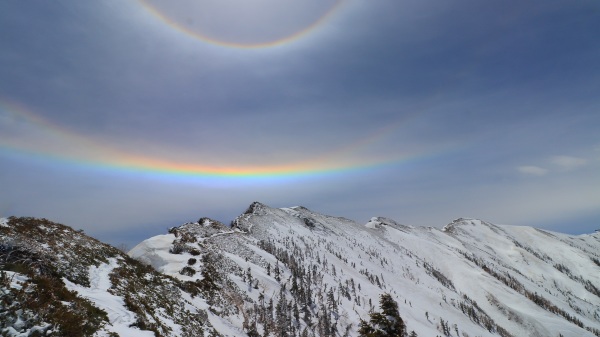 寒带地区天空中出现的“环天顶弧”现象。（图片来源：Adobe Stock）