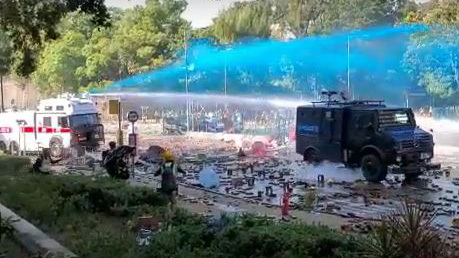 11月17日下午，防暴警察出动两架水炮车、一架装甲车清场，同时发射催泪弹。
