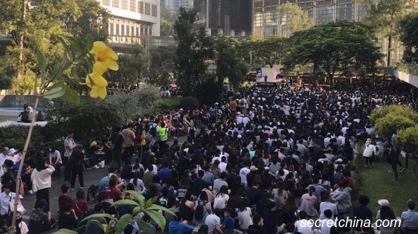 大批港人聚集在中环遮打花园为今次返送中运动人士祈祷，不满警暴问题严重。（图片来源：周秀文／看中国摄影）