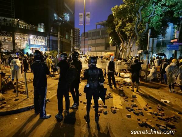 香港大學校園成反送中抗爭前線，港警和示威者衝突不斷。台灣律師呂秋遠表示，香港朋友正示範一國兩制給我們看，「僅此一次」。