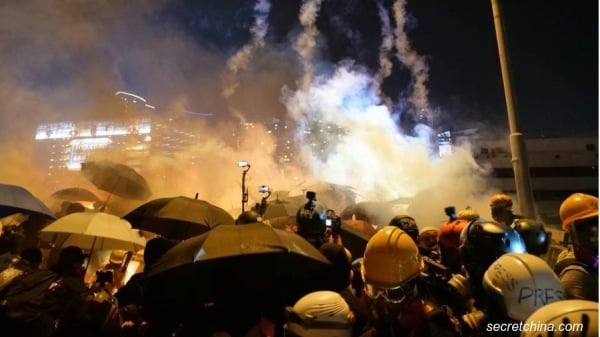11月17日，香港警察与“反送中”示威者在香港理工大学对峙。（图片来源：庞大卫/看中国）