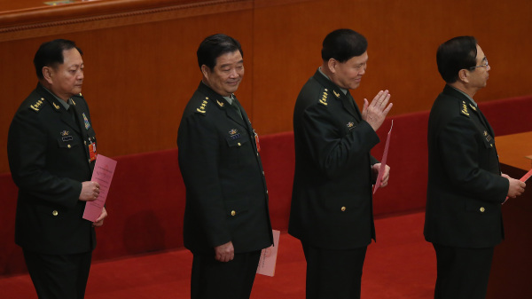 2013年3月全国人大会议，房峰辉（右一）、张阳（右二）。