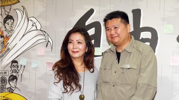 以香港反送中运动为主题的纪录短片“自由．飞”举行首映会，纪录片监制王美琇（左）与导演 李惠仁（右）合影。