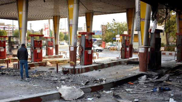 在美国的制裁下，伊朗经济大幅下滑。伊朗政府上涨油价50%，导致大规模示威游行，2019年11月17日，在伊朗首都德黑兰附近Eslamshahr的一个加油站被放火。