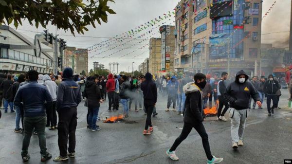 伊朗反政府抗議者封鎖了首都德黑蘭的一條道路