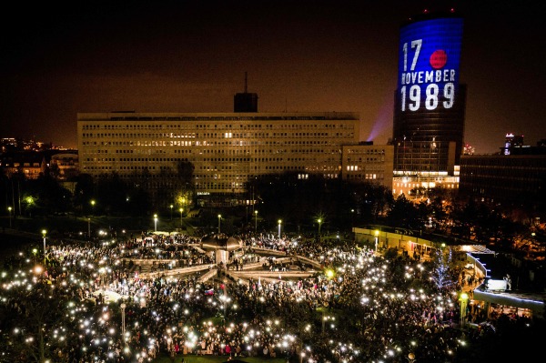 2019年11月17日，斯洛伐克民众举行“争取像样的斯洛伐克”的纪念丝绒革命活动