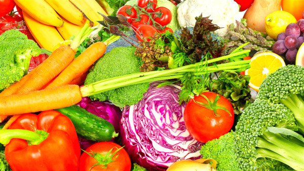 日常生活中，尿酸高的人要多吃一些水果蔬菜。
