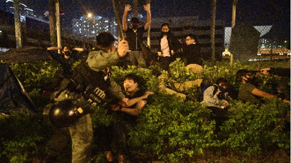 港警連日抓捕了從理大出來的記者、醫護人員、學生。