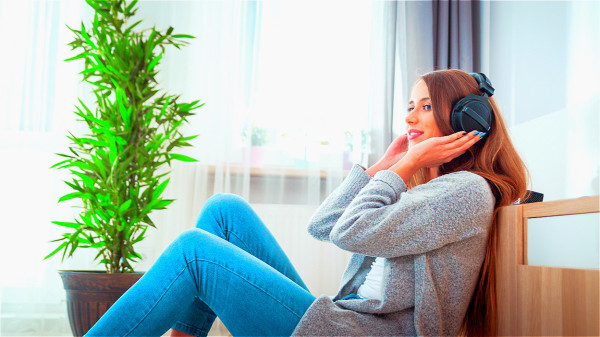 做一些能讓自己放鬆的事情，例如聽一聽舒緩輕柔的音樂，有助於緩解頭痛。