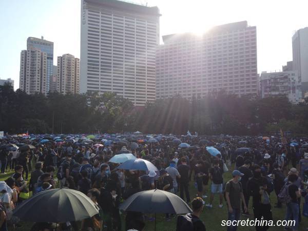 数以万计港人聚集在维多利亚公园，出席区议会选举活动。