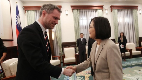 总统蔡英文（右）3月30日上午在总统府接见捷克布拉格市长贺瑞普（Zdenek Hrib）（左），感谢他对台湾的支持。(图：中央社)