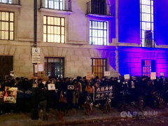 不滿港警暴力英港人撒冥紙噴漆抗議(組圖)