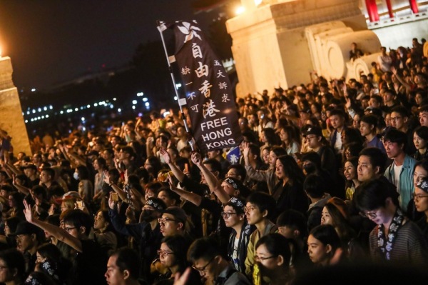 「撐香港要自由」演唱會17日晚間在台北自由廣場前舉辦，現場擠滿響應民眾，有人更舉著旗幟傳達支持香港反送中訴求的立場。