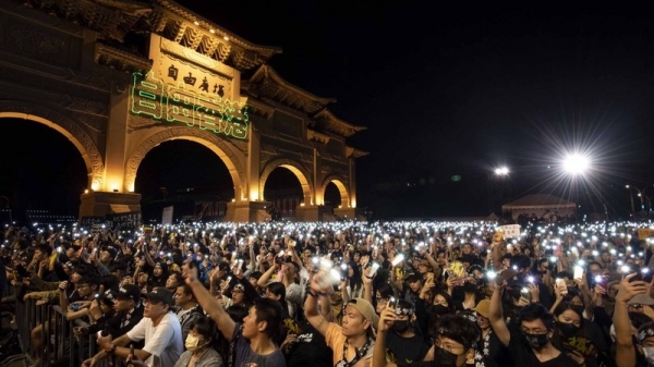 「撐香港要自由」演唱會17日晚間在自由廣場舉辦，吸引超過2萬名民眾參與。