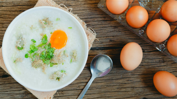 蛋類含硒量多於肉類，平時可以適量補充。