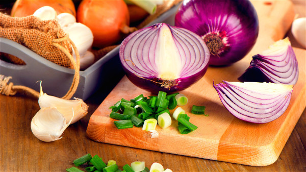 平時多吃點洋蔥、大蒜等血管的「清道夫」，有助於保護血管。