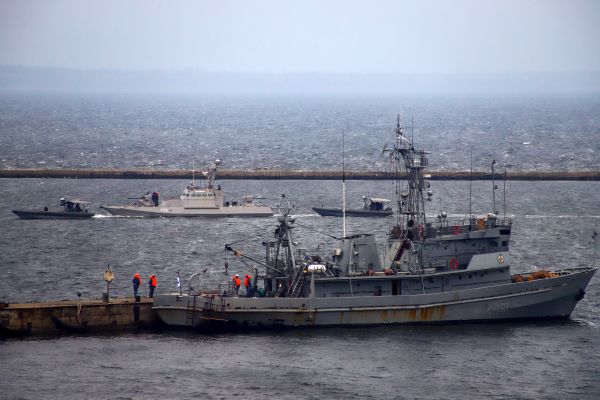 2019年11月20日，乌克兰海军舰艇Nikopol被拖往奥恰基夫的一个港口。