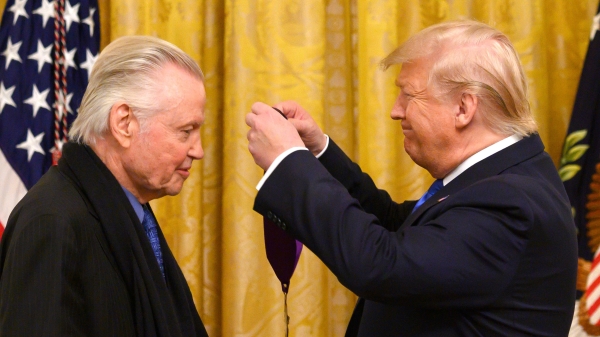 美國總統川普2019年11月21日頒發國家藝術獎章給奧斯卡影帝強沃特（Jon Voight）。