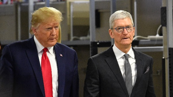 2019年11月20日，苹果公司首席执行官蒂姆·库克和美国总统川普在奥斯丁参观苹果工厂期间交谈（图片来源：MANDEL NGAN/AFP via Getty Images）
