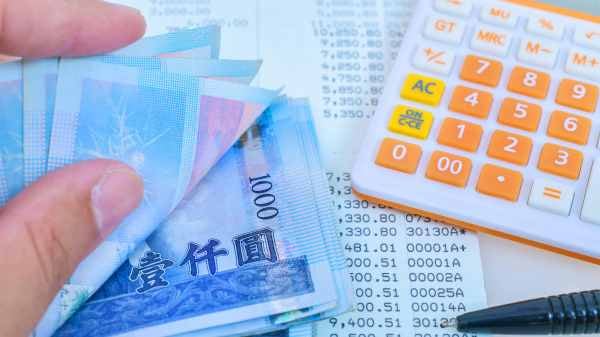 財政部說明，月薪新台幣5萬元不用繳稅等減稅措施，是以單身青年且租屋自住的情境試算。