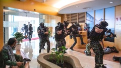 华人公司遭突袭680名中国人被捕多人当场跳楼(图)