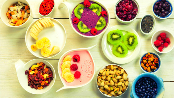 早餐中或餐后半小时至一小时建议增加坚果、水果，获取充分的营养物质。