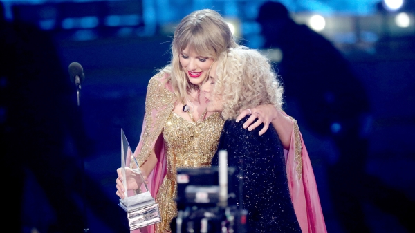 美國人氣女歌手泰勒絲（Taylor Swift）橫掃全美音樂獎「年度藝人」等6大獎。