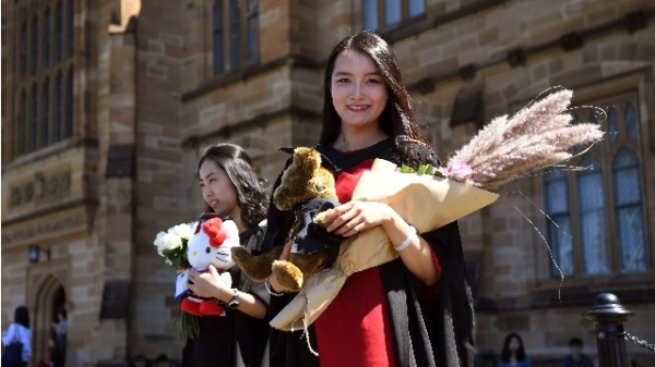 中国留学生在毕业礼上留影