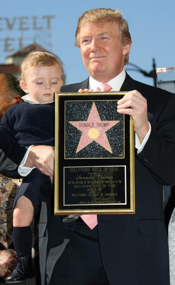 2007年1月16日，川普与10个月大的儿子巴伦合影，他在加州好莱坞星光大道上荣获第2327星。