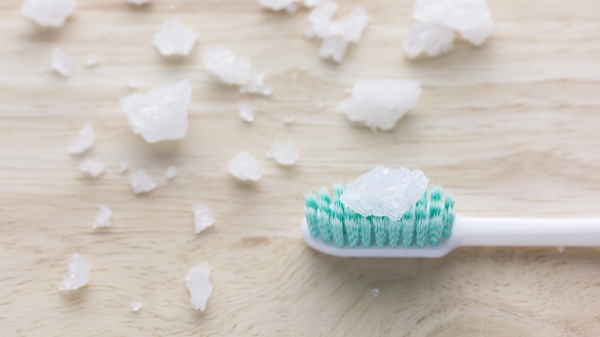 用鹽刷牙能美白牙齒嗎?