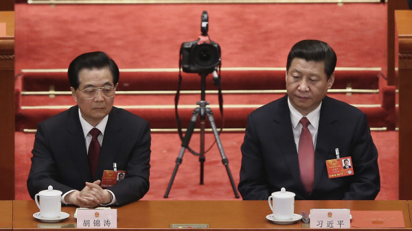 2013年两会上的胡锦涛和习近平。