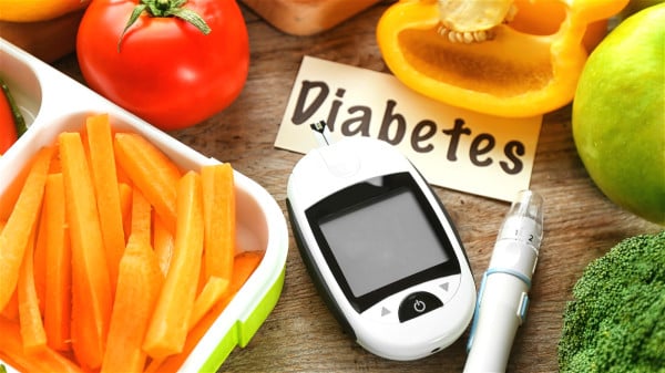 糖尿病患者应控制好血糖，并密切监测血糖、血压以及血脂的变化。