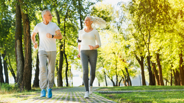 慢跑、游泳、騎腳踏車等都是很好的預防心肌梗塞的運動。