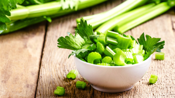 芹菜是高纖維食用品，削減致癌物與結腸黏膜的接觸，預防結腸癌。