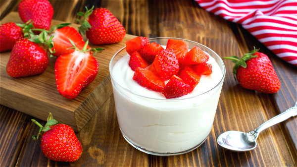 酸奶含丰富的钙质，能调理肠胃内细菌平衡，净化肠胃，防止便秘。