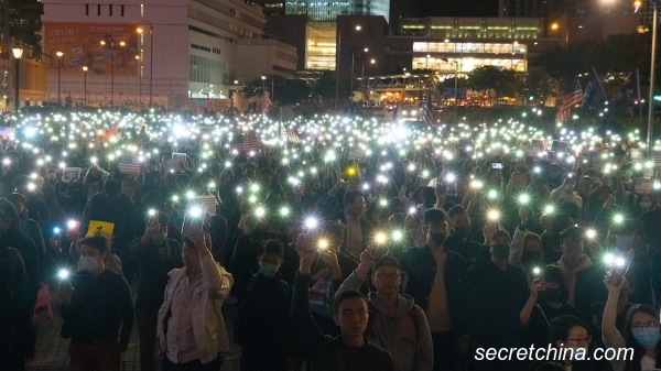 2019年11月28日，十萬港人在中環愛丁堡廣場舉行感恩節集會，感謝美國通過並簽署《香港人權與民主法案》。（圖片來源：周秀文／看中國）