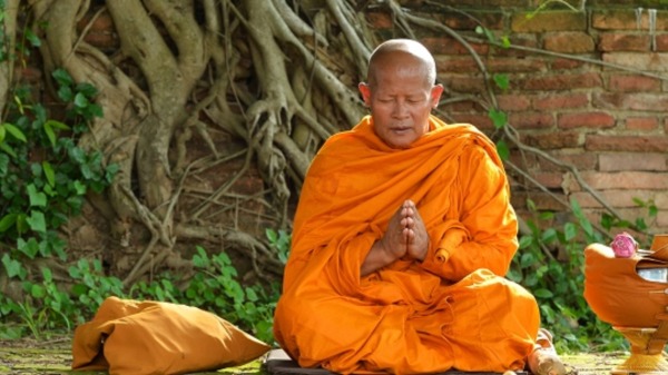 高僧认为，如果生活以宽容为中心，人会活的很幸福。