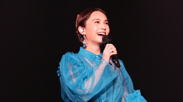 杨丞琳在台北小巨蛋举办“LIKE A STAR”巡回演唱会时，传出因为踩空不慎摔倒的意外，所幸已无大碍。