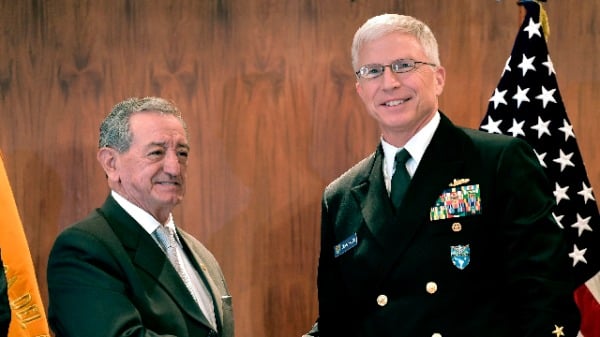 厄瓜多尔国防部长奥斯瓦尔多·贾林（Oswaldo Jarrin）与美国南方司令部司令克雷格•法勒（Craig Faller）（图片来源：RODRIGO BUENDIA / AFP/Getty Images）