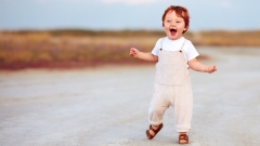 看小孩學走路體會做人的道理(圖)