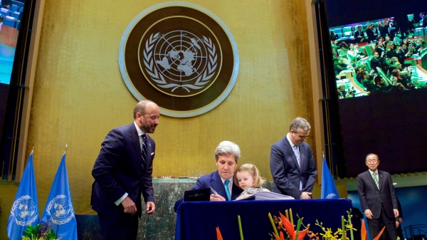 2016年4月22日，当时的美国国务卿约翰·克里（John Kerry）代表美国签署巴黎气候协议