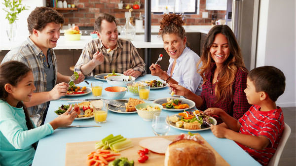 晚餐吃得過飽，多餘的熱量合成脂肪在體內儲存，會使人發胖，易得病。