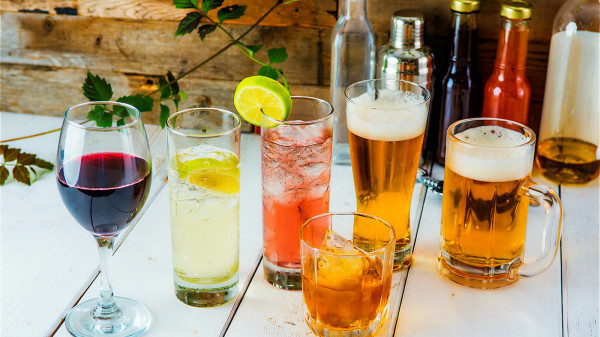喝酒会诱发体表血管扩张，增加心脑血管疾病的风险。