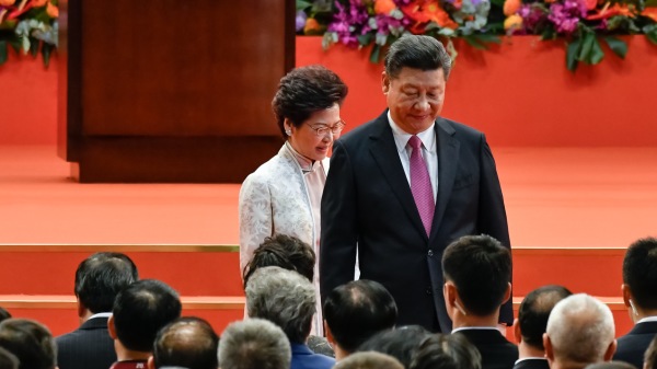 國家主席習近平和特首林鄭月娥2017年7月1日在香港出席特區政府就職典禮。（圖片來源：Keith Tsuji/Getty Images）