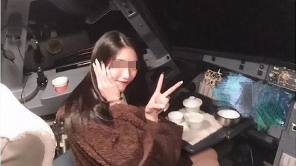 一位乘坐桂林航空的大陆网红，坐在驾驶员的位置上，还单手比V，开心自拍，最后配文：“超级感谢机长呀！！实在是太开心了”。