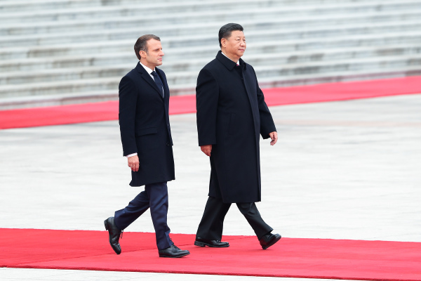 2019年11月06日，马克龙在习近平陪同下，走红地毯检阅仪仗队。