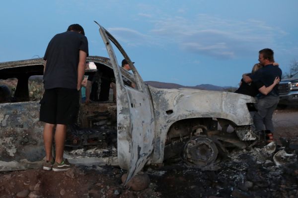 2019年11月5日摩門教徒社區的死者親屬在墨西哥查看汽車殘骸