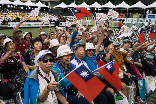 台湾目前已经通过民主的总统选举进行过三次政权轮换，此种政治制度的差异在台海两岸之间是最最明显的，而大多数人都认为，台湾的自由与民主程度远远超过中国大陆。