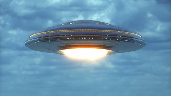 UFO在空中盘旋。（图片来源：Adobe Stock）